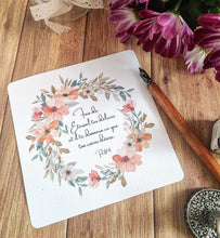 Charger l'image dans la galerie, Carte carrée aquarelle représentant une couronne de fleurs dans des tons doux de rose saumon pâle et de blanc, avec des petites branches de gypsophile rehaussées d'argent pailleté. Le verset biblique Ps 37:4 "Fais de l'Éternel tes délices, et il te donnera ce que ton cœur désire" est inscrit sur la carte.