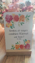 Charger l'image dans la galerie, Carte postale aquarelle florale, verset biblique et socle en bois