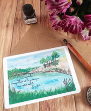 Charger l'image dans la galerie, Carte postale aquarelle représentant un lac paisible avec de l'herbe et des joncs au premier plan, de la verdure et des arbres à l'arrière-plan, et des maisons sous un ciel d'été bleu azur. Le verset biblique Esaïe 30:15 "C'est dans le calme et la confiance que sera votre force" est inscrit sur la carte.