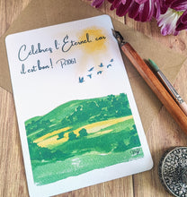 Charger l'image dans la galerie, Carte postale aquarelle représentant une colline verdoyante dans une vallée paisible avec des oiseaux s'envolant dans un ciel illuminé par un soleil radieux. Le verset biblique Psaume 106:1 "Louez l'Éternel, car il est bon !" est inscrit sur la carte.