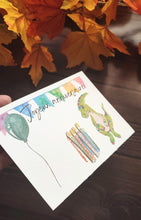 Charger l'image dans la galerie, détails du relief des bougies devant le dinosaure vert