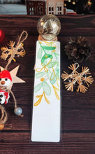 Charger l'image dans la galerie, marque page représentant du gui et des feuillages dorés pailletés parfait pour les fêtes