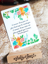 Charger l'image dans la galerie, Lot contenant une carte postale avec proverbe japonais et bordures de fleurs et feuillages peintes à l'aquarelle