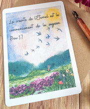 Charger l'image dans la galerie, Carte postale paysage peint à l'aquarelle et verset La crainte de l'Éternel est le commencement de la sagesse" rappelle l'importance de la foi et de la connaissance.