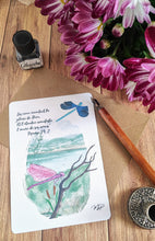 Charger l'image dans la galerie, Carte postale aquarelle représentant deux libellules, une rose et une bleue, aux reflets pailletés et changeants. Elles sont posées sur une branche devant un lac et un paysage montagneux. Le verset biblique Psaume 19:2 est inscrit sur la carte.
