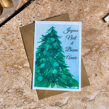 Charger l'image dans la galerie, Carte de voeux peinte à l'aquarelle représentant un magnifique sapin de Noël avec boules métallisées