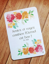 Charger l'image dans la galerie, Carte postale peinte à l'aquarelle, bordure florale et au centre verset biblique Ps 34:8