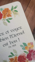 Charger l'image dans la galerie, Carte postale peinte à l'aquarelle avec bordure florale et verset biblique Psaume 34:8