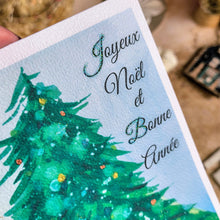 Charger l'image dans la galerie, Carte de voeux peinte à l'aquarelle représentant un magnifique sapin de Noël avec boules métallisées