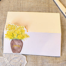 Charger l'image dans la galerie, Gros plan sur marque-place bouquet mimosa aquarelle