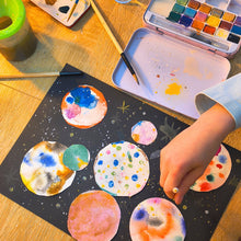 Charger l'image dans la galerie, Main enfant pendant atelier aquarelle