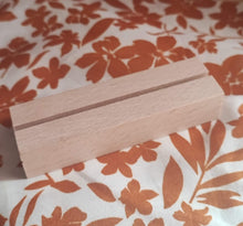 Charger l'image dans la galerie, Lot contenant une carte postale avec proverbe japonais et bordures de fleurs et feuillages peintes à l'aquarelle