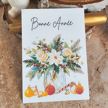 Charger l'image dans la galerie, Bouquet hiver avec fleurs blanche, branches de sapins, boules de noël avec détails pailletés
