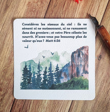 Charger l&#39;image dans la galerie, Carte carrée aquarelle représentant une montagne paisible avec des sapins au premier plan, la montagne derrière un soleil délicat et trois oiseaux volant dans le ciel. Le verset biblique Matthieu 6:26 &quot;Regardez les oiseaux du ciel : ils ne sèment ni ne moissonnent, et ils ne ramassent rien dans des greniers ; cependant votre Père céleste les nourrit. N&#39;êtes-vous pas beaucoup plus précieux qu&#39;eux ?&quot; est inscrit sur la carte.
