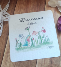 Charger l&#39;image dans la galerie, Carte Bienvenue bébé peinte à l&#39;aquarelle représentant un oiseau bleu et des fleurs sauvages
