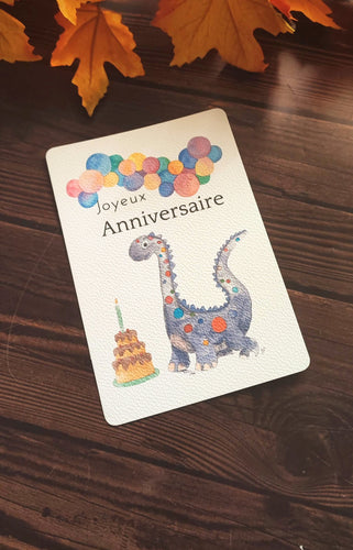 Carte joyeux anniversaire dinosaure gris, gâteau d'anniversaire et ballons