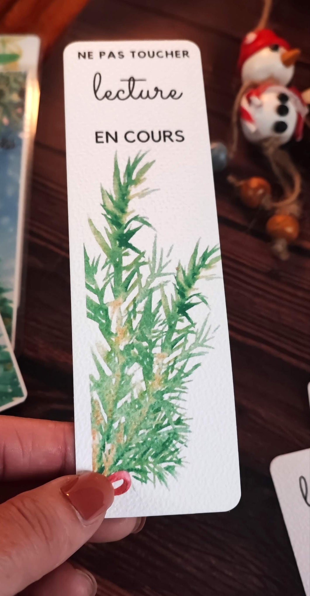 Marque-page plastifié aquarelle représentant une belle branche de sapin, tout en douceur