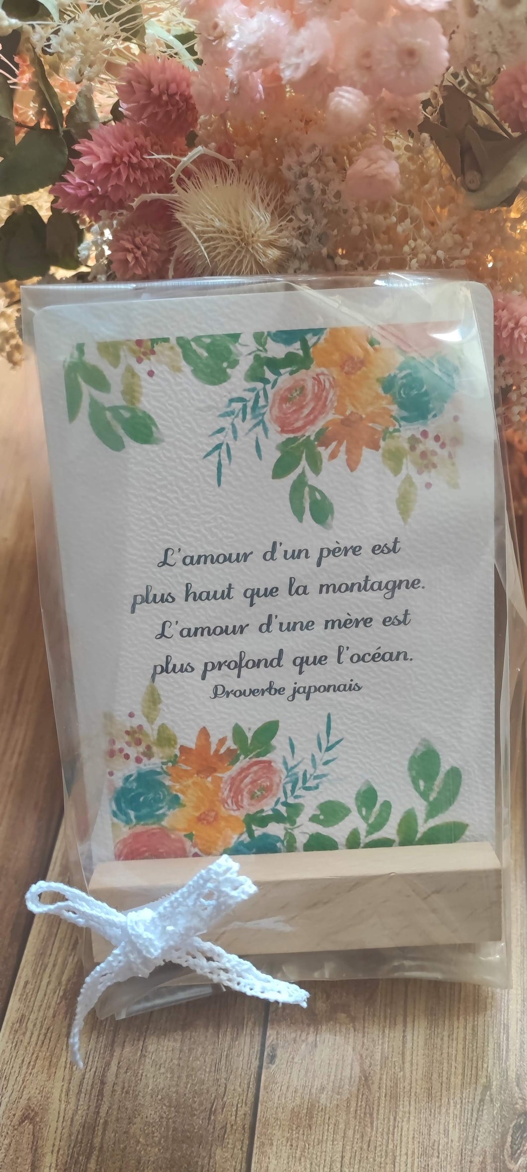 Lot contenant une carte postale avec proverbe japonais et bordures de fleurs et feuillages peintes à l'aquarelle