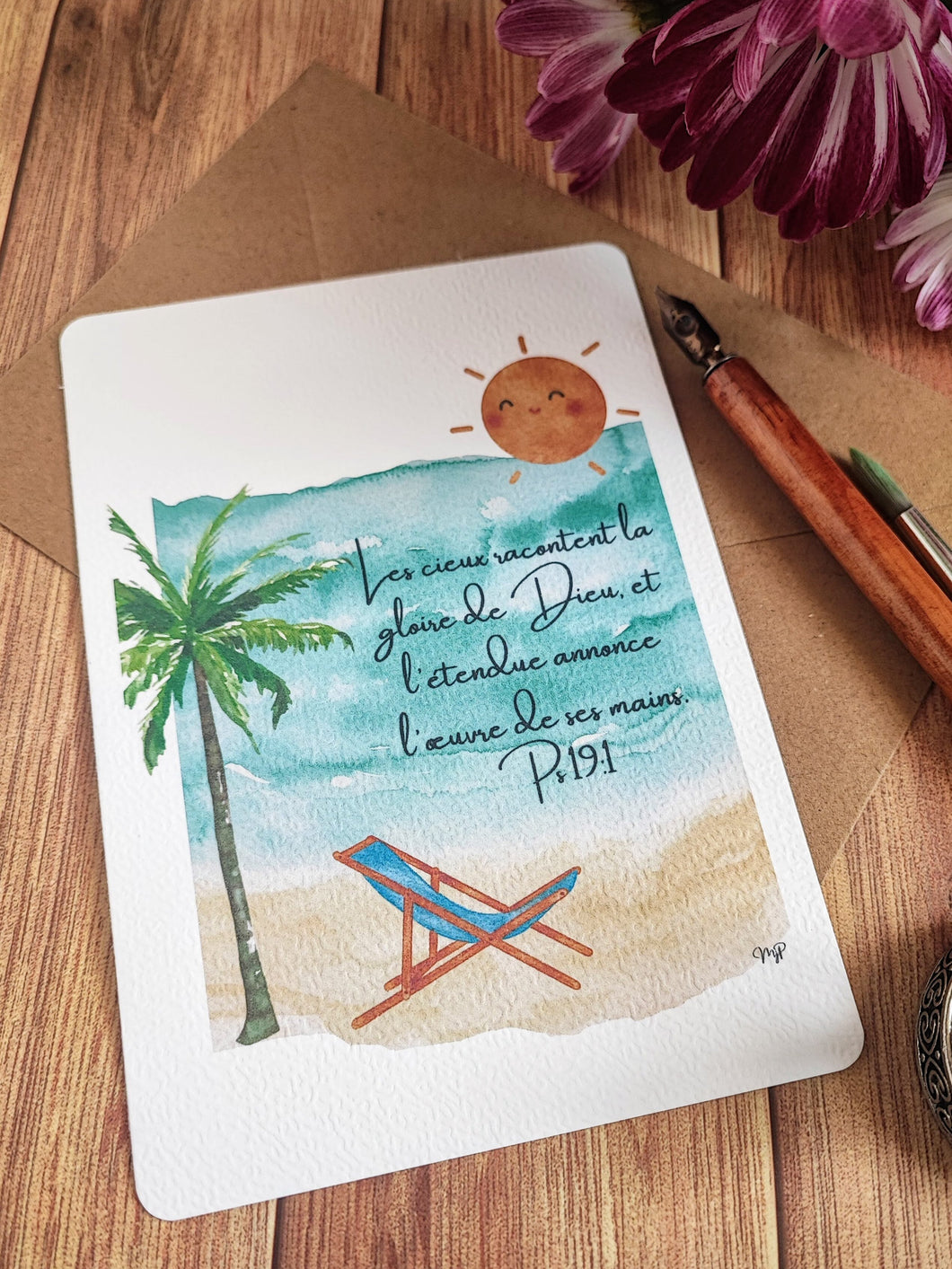 Carte postale aquarelle représentant une plage paisible avec un palmier, une chaise longue, la mer et un soleil radieux. Le verset biblique Psaume 19:1 