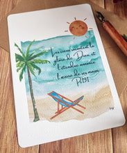 Charger l&#39;image dans la galerie, Carte postale aquarelle représentant une plage paisible avec un palmier, une chaise longue, la mer et un soleil radieux. Le verset biblique Psaume 19:1 &quot;Les cieux racontent la gloire de Dieu, Et l&#39;étendue annonce l&#39;œuvre de ses mains.&quot; est inscrit sur la carte.
